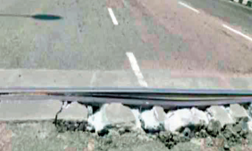 ത​ക​രാ​ർ തീ​രു​ന്നി​ല്ല; കു​​തി​​രാ​​നി​​ലെ   പാ​​ല​​ത്തി​​ലും അ​​പ​​ക​​ട​​ക്കെ​​ണി​​