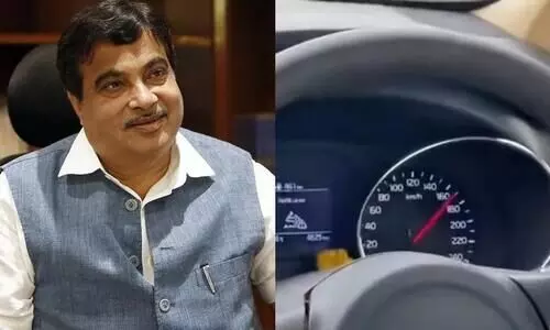 Union Minister Nitin Gadkaris Kia Carnival Clocks 170 Kmph During Delhi