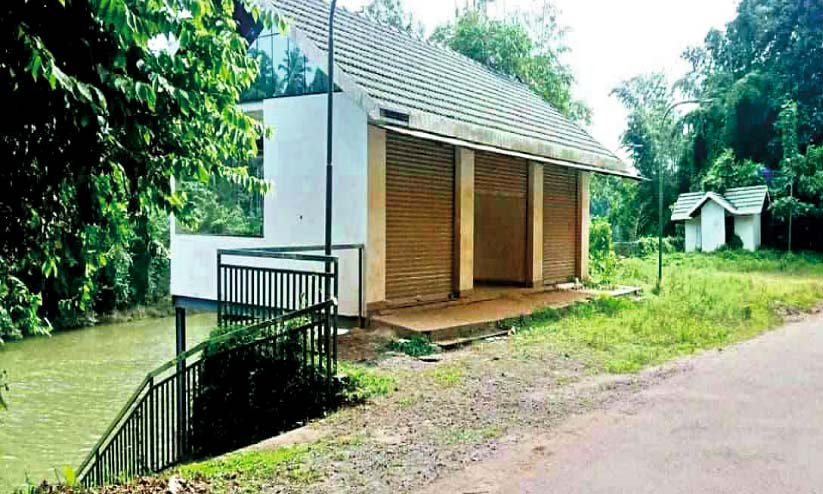 കടലുണ്ടിപ്പുഴയിലെ ഇക്കോ പാർക്ക് ഉദ്ഘാടനത്തിന് മുെമ്പ ഇടിഞ്ഞു; ഒഴുകിപ്പോയത് 30 ലക്ഷം രൂപ കടലുണ്ടിപ്പുഴയിലെ ഇക്കോ പാർക്ക് ഉദ്ഘാടനത്തിന് മുെമ്പ ഇടിഞ്ഞു; ഒഴുകിപ്പോയത് 30 ലക്ഷം രൂപ