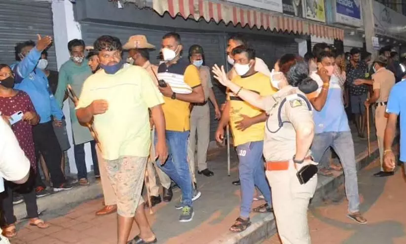 mob demands to hand over Rape accused Tension grips Sanjaynagar police station Bengaluru