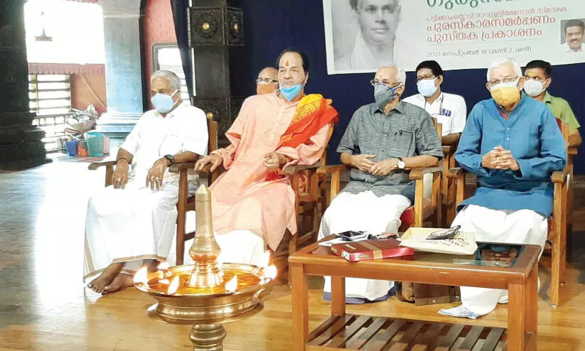 രണ്ടു​ പതിറ്റാണ്ടിനു​ ശേഷം പുനഃസമാഗമം; സന്തോഷാധിക്യത്തിൽ ആശാനും ശിഷ്യരും