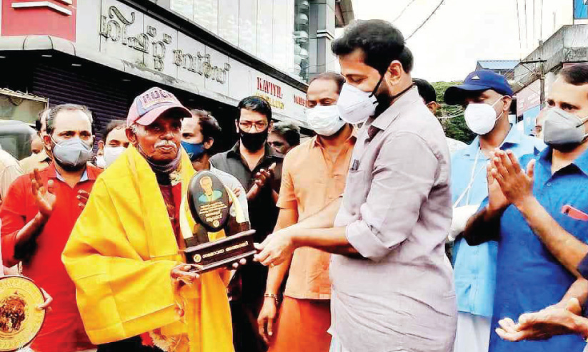 80ാം വയസ്സിൽ ലോകത്തിെൻറ നെറുകയിലേക്ക് സൈക്കിളോടിച്ച ജോസേട്ടൻ തിരിച്ചെത്തി 80ാം വയസ്സിൽ ലോകത്തിെൻറ നെറുകയിലേക്ക് സൈക്കിളോടിച്ച ജോസേട്ടൻ തിരിച്ചെത്തി