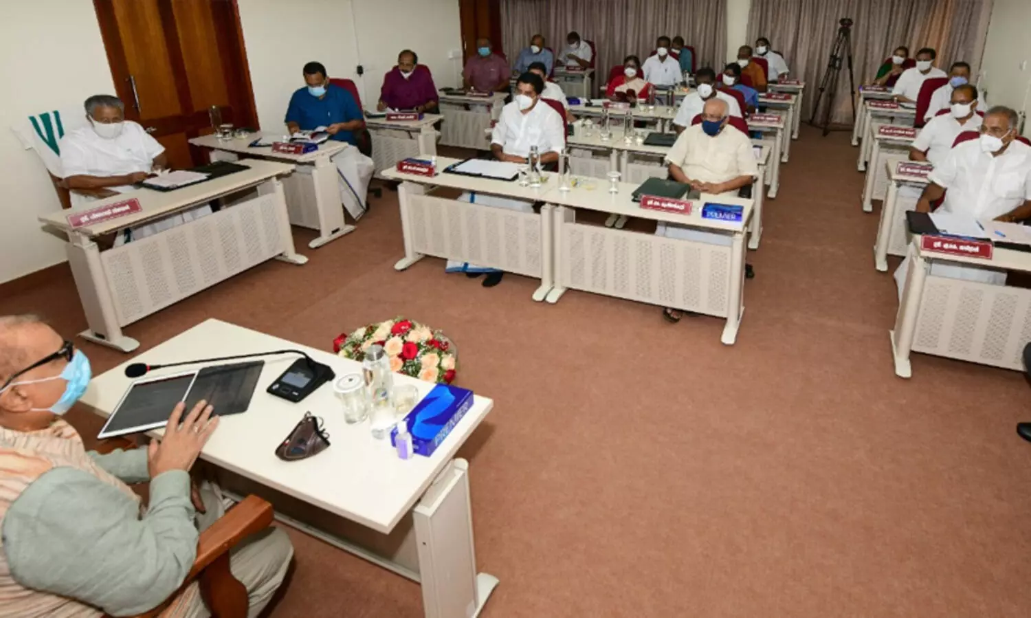 പാവപ്പെട്ടവരുടെ കാര്യങ്ങൾക്ക് മന്ത്രിമാർ മുൻഗണന നൽകണം -മുഖ്യമന്ത്രി