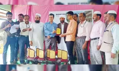 കേരളത്തിൽ വന്ന് മികവ് കാട്ടിയവരെ കശ്മീരിൽ പോയി അനുമോദിച്ചു