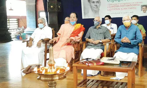 രണ്ടു​ പതിറ്റാണ്ടിനു​ ശേഷം പുനഃസമാഗമം; സന്തോഷാധിക്യത്തിൽ ആശാനും ശിഷ്യരും