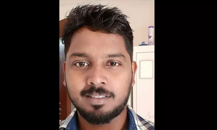 യുവാവ് വീടിന് സമീപത്തെ മരത്തിൽ തൂങ്ങി മരിച്ച നിലയിൽ യുവാവ് വീടിന് സമീപത്തെ മരത്തിൽ തൂങ്ങി മരിച്ച നിലയിൽ