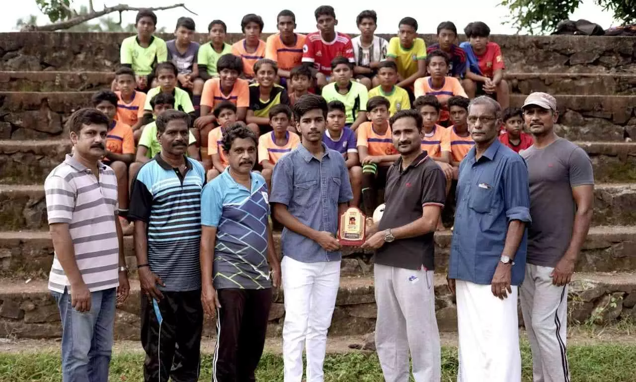 കാൽപന്തുകളിയിലെ കൊച്ചു മാന്ത്രികന് നാടിന്റെ ആദരം കാൽപന്തുകളിയിലെ കൊച്ചു മാന്ത്രികന് നാടിന്റെ ആദരം