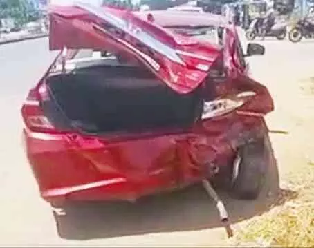 പുതുക്കാട് സെന്ററിൽ കാറിടിച്ച് സിഗ്നല് സംവിധാനം തകരാറിലായി പുതുക്കാട് സെന്ററിൽ കാറിടിച്ച് സിഗ്നല് സംവിധാനം തകരാറിലായി