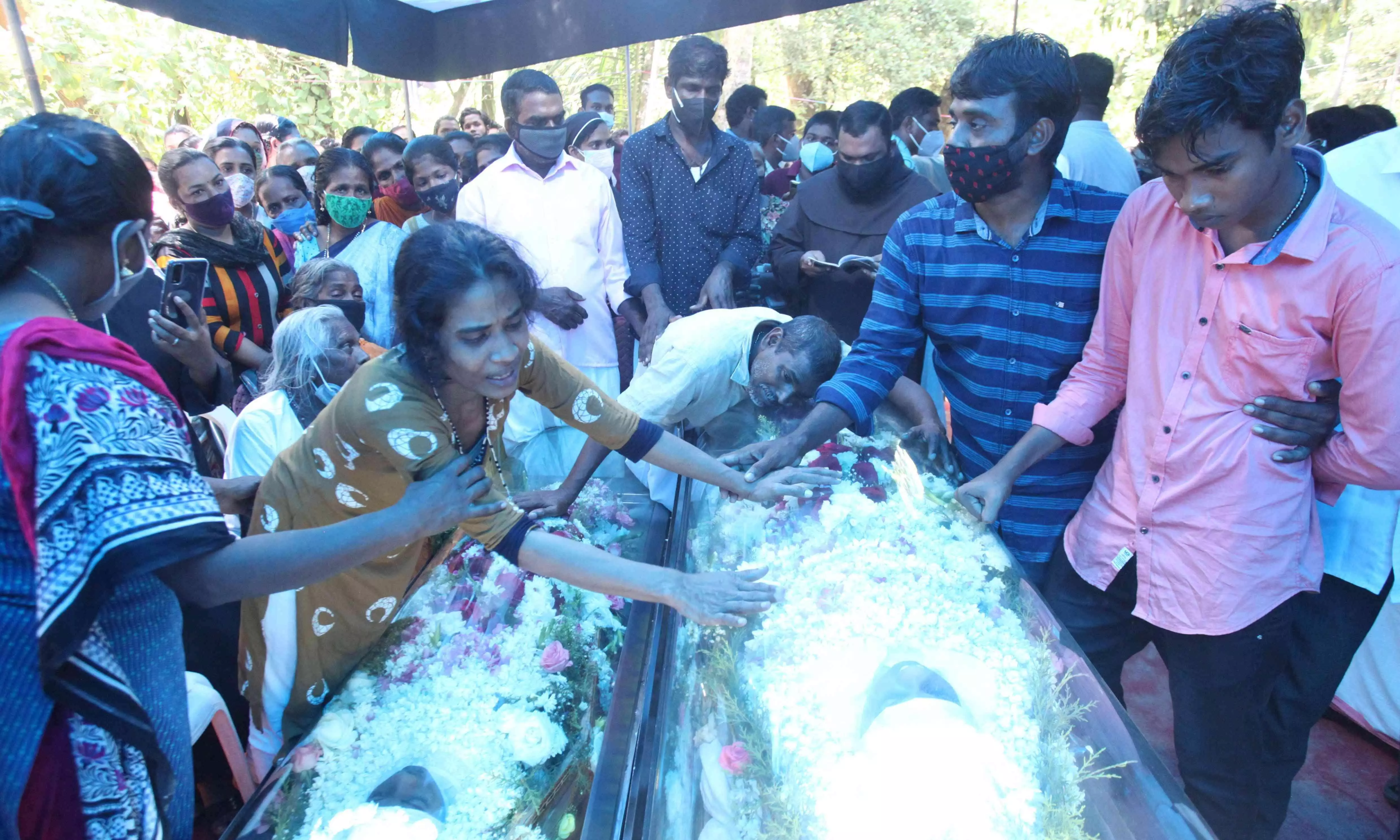 ഓമനപ്പുഴയുടെ ഓമനകൾക്ക് കണ്ണീരിൽ കുതിർന്ന യാത്രാമൊഴി ഓമനപ്പുഴയുടെ ഓമനകൾക്ക് കണ്ണീരിൽ കുതിർന്ന യാത്രാമൊഴി
