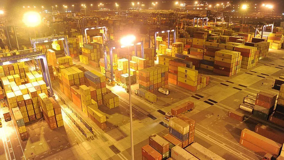 ഗുജറാത്തിൽ 15,000 കോടി വിലവരുന്ന 3,000 കിലോ ഹെറോയിൻ പിടികൂടി ഗുജറാത്തിൽ 15,000 കോടി വിലവരുന്ന 3,000 കിലോ ഹെറോയിൻ പിടികൂടി