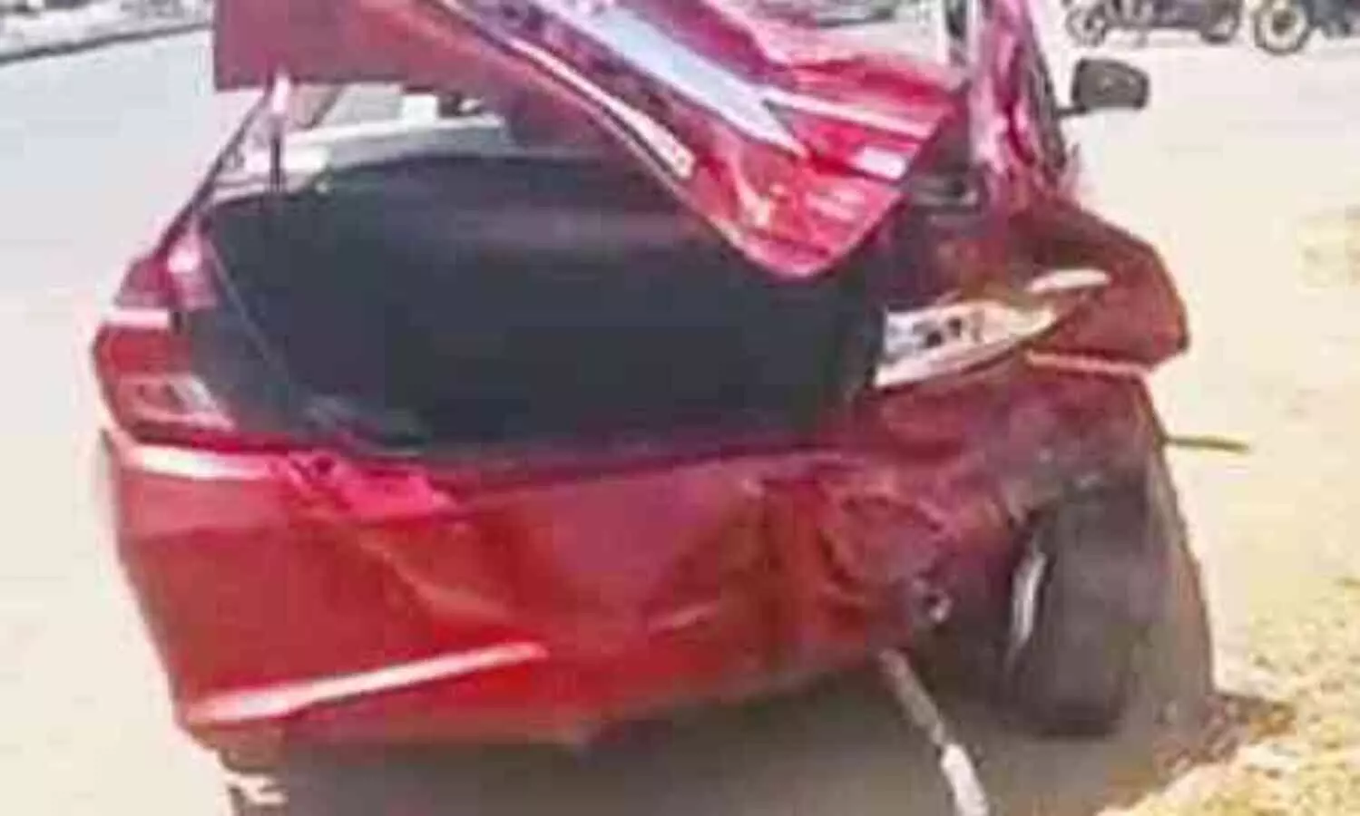 പുതുക്കാട് സെന്‍ററിൽ കാറിടിച്ച് സിഗ്‌നല്‍ സംവിധാനം തകരാറിലായി