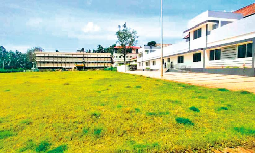 പരിപാലനമില്ലാത്തതിനാൽ എടപ്പാൾ   ഫ്ലഡ്​ലിറ്റ് സ്​റ്റേഡിയം നശിക്കുന്നു