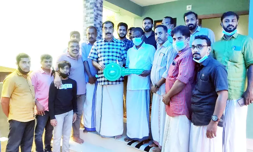 വീ​ടി​െൻറ താ​ക്കോ​ൽ ദാ​നം നി​ർ​വ​ഹി​ച്ചു