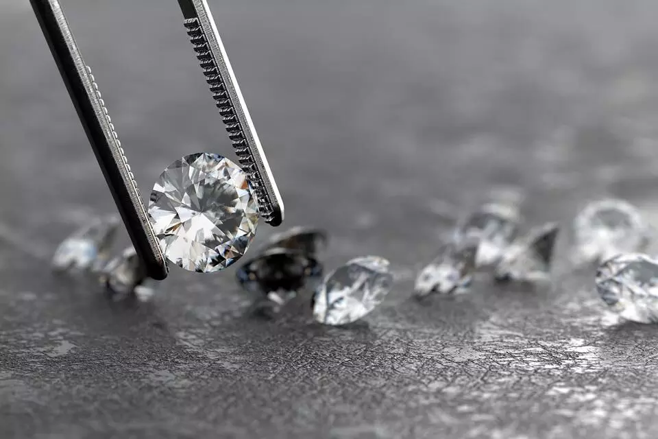 രത്​നങ്ങള്‍ വില്‍ക്കാനുണ്ടെന്ന് വിശ്വസിപ്പിച്ച് 42 ലക്ഷം തട്ടി;  നാലുപേർക്കെതിരെ കേസെടുത്തു