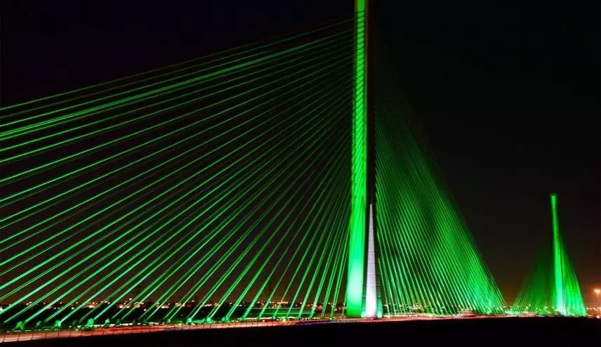 ഹരിത വർണത്താൽ പ്രകാശപൂരിതമായി​ റിയാദിലെ തൂക്കുപാലം