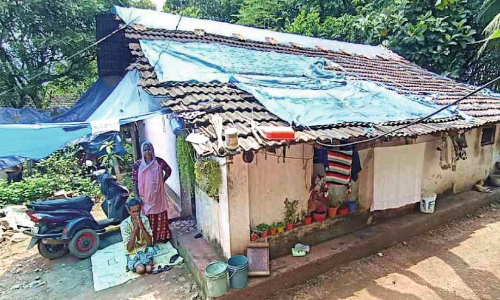 വാ​ള​ക്കു​ള​ത്തെ ഇ​ര​ട്ട വീ​ടു​ക​ൾ​ക്ക് മോ​ച​ന​മി​ല്ല; ഭീ​തി​യൊ​ഴി​യാ​തെ കോ​ള​നി​വാ​സി​ക​ൾ