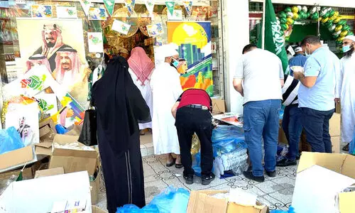 സൗ​ദി ദേ​ശീ​യ​ദി​ന​ത്തി​ന് നി​റം പ​ക​രാ​ൻ   വി​പ​ണി സ​ജ്ജം