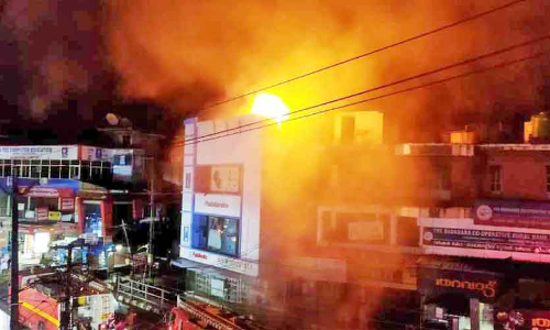 വടകര നഗരഹൃദയത്തിൽ വൻ തീപിടിത്തം; ര​ണ്ട്​ പേ​രെ ര​ക്ഷ​പ്പെ​ടു​ത്തി