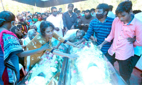 അവസാനമായി കാണാൻ അമ്മയെത്തി; ഓമനപ്പുഴയുടെ ഓമനകൾക്ക് യാത്രാമൊഴി
