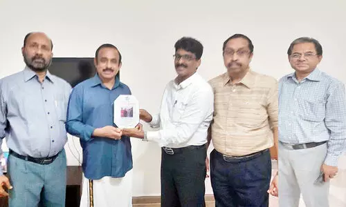 മാ​ന്നാ​ര്‍ അ​ജി​ത് പ്ര​ഭ​ക്ക് ഫോ​ട്ട യാ​ത്ര​യ​യ​പ്പ് ന​ൽ​കി