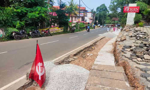 കെട്ടിടത്തിനു മുന്നിൽ സി.പി.എം പതാക നാട്ടി