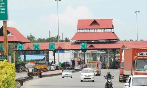 ട്രാക്ക്​ മാറിയതുമായി ബന്ധപ്പെട്ട തർക്കം; പാലിയേക്കരയിൽ ടോൾ പ്ലാസയിൽ ജീവനക്കാരും കാർ യാത്രികരും തമ്മിൽ ഉന്തും തള്ളും