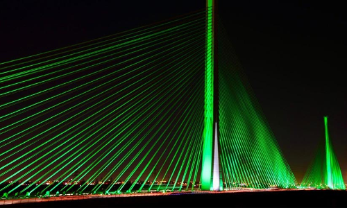 ഹരിത വർണത്താൽ പ്രകാശപൂരിതമായി​ റിയാദിലെ തൂക്കുപാലം