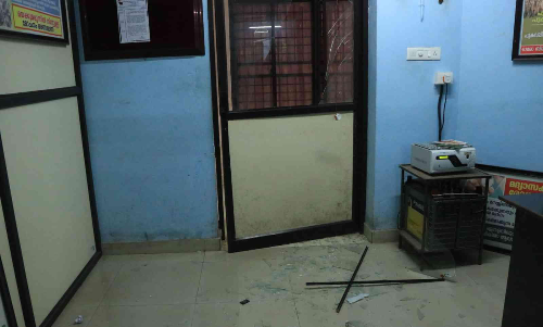 ഫോട്ടോ മാധ്യമങ്ങൾക്ക് നൽകി; എക്സൈസ് ഓഫീസ് ആക്രമിച്ച് കഞ്ചാവ് കേസ് പ്രതിയുടെ പ്രതികാരം ഫോട്ടോ മാധ്യമങ്ങൾക്ക് നൽകി; എക്സൈസ് ഓഫീസ് ആക്രമിച്ച് കഞ്ചാവ് കേസ് പ്രതിയുടെ പ്രതികാരം