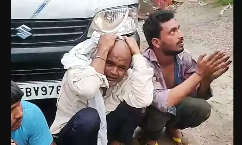 മുസ്​ലിം യുവാക്കളെ ക്രൂരമായി മർദിച്ച്​ വിഡിയോ പങ്കുവെച്ച്​  ഗോരക്ഷാ ഗുണ്ടകൾ; മർദനത്തിന്​ ഇരയാവർക്കെതിരെ പൊലീസ്​ കേസും