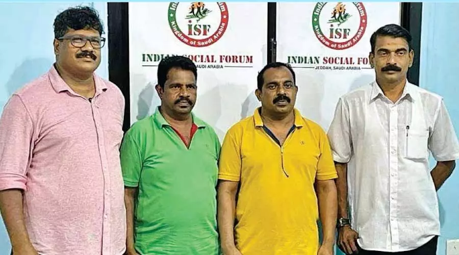 സൗദി ജയിലിൽ കഴിഞ്ഞ നീലേശ്വരം സ്വദേശികൾ നാട്ടിലെത്തി സൗദി ജയിലിൽ കഴിഞ്ഞ നീലേശ്വരം സ്വദേശികൾ നാട്ടിലെത്തി