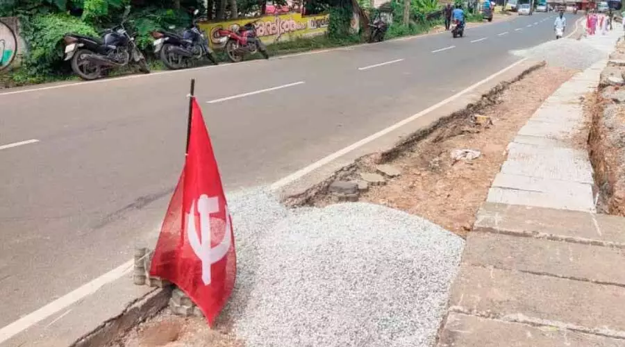 റോ​ഡ് പ​ണി​ക്കാ​യി സ്വ​മേ​ധ​യാ സ്ഥ​ലം വി​ട്ടു​ന​ൽ​കി​യി​ട്ടും സി.​പി.​എം പ​താ​ക നാ​ട്ടി