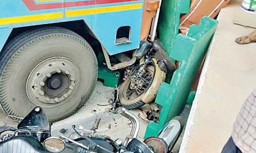 മരുന്ന് സംഭരണശാലയിലേക്ക് കണ്ടെയ്നർ ട്രക്ക് ഇടിച്ചു കയറി; 60 ലക്ഷം രൂപയുടെ നഷ്​ടം