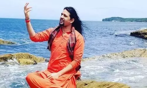 നയിച്ചിരുന്നത്​ ആഡംബര ജീവിതം; സ്​ത്രീപീഡന കേസിലും പ്രതി, ആരാണ്​ ആനന്ദ്​ ഗിരിയെന്ന വിവാദ സന്യാസി