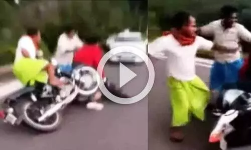 സ്റ്റാറ്റസ് ഇടാൻ ബൈക്ക് റേസിങ്: യുവാവിന്റെ കാൽ ഒടിഞ്ഞു തൂങ്ങി