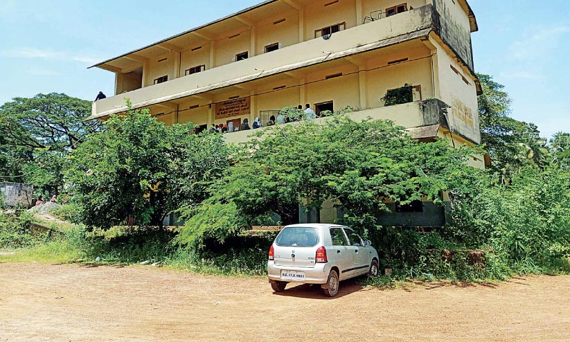 പഠിക്കാൻ കെട്ടിടമില്ലാതെ വിദ്യാർഥികൾ പെരുവഴിയിലേക്ക് പഠിക്കാൻ കെട്ടിടമില്ലാതെ വിദ്യാർഥികൾ പെരുവഴിയിലേക്ക്