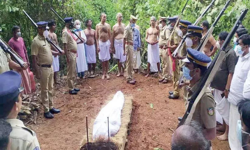 വടക്കത്തെ അവസാന െപൺകരുത്തിനെയും കാലം ഏറ്റുവാങ്ങി വടക്കത്തെ അവസാന െപൺകരുത്തിനെയും കാലം ഏറ്റുവാങ്ങി