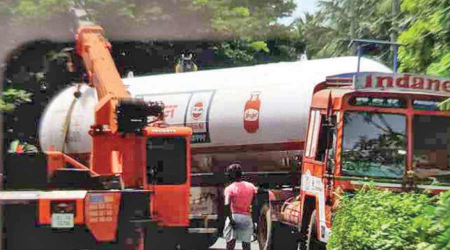 ഗ്യാസ് ടാങ്കർ അപകടത്തിൽപെട്ടു; ഒഴിവായത് വൻ അപകടം ഗ്യാസ് ടാങ്കർ അപകടത്തിൽപെട്ടു; ഒഴിവായത് വൻ അപകടം