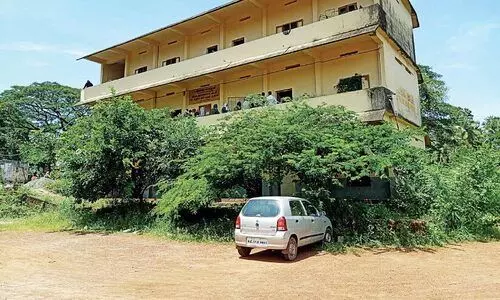 പഠിക്കാൻ കെട്ടിടമില്ലാതെ വിദ്യാർഥികൾ പെരുവഴിയിലേക്ക്