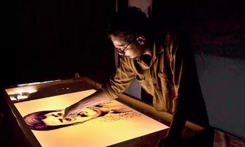 മോ​ഹ​ൻ​ലാ​ലിന് മ​ണ​ൽ ചി​ത്ര​ത്തി​ൽ ആ​ദ​ര​മൊ​രു​ക്കി കൃ​ഷ്ണ​ദാ​സ് ക​ട​വ​നാ​ട്