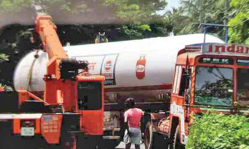 ഗ്യാസ് ടാങ്കർ അപകടത്തിൽപെട്ടു; ഒഴിവായത് വൻ അപകടം