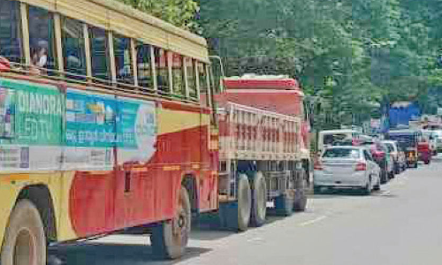 വാഹനവകുപ്പിെൻറ പരിശോധന; ഗതാഗതക്കുരുക്കിൽ വലഞ്ഞ് ജനം വാഹനവകുപ്പിെൻറ പരിശോധന; ഗതാഗതക്കുരുക്കിൽ വലഞ്ഞ് ജനം