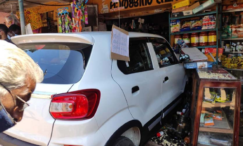 നി​യ​ന്ത്ര​ണം​വി​ട്ട കാ​ർ സൂ​പ്പ​ർ​മാ​ർ​ക്ക​റ്റി​ലേ​ക്ക് ഇ​ടി​ച്ചു ക​യ​റി