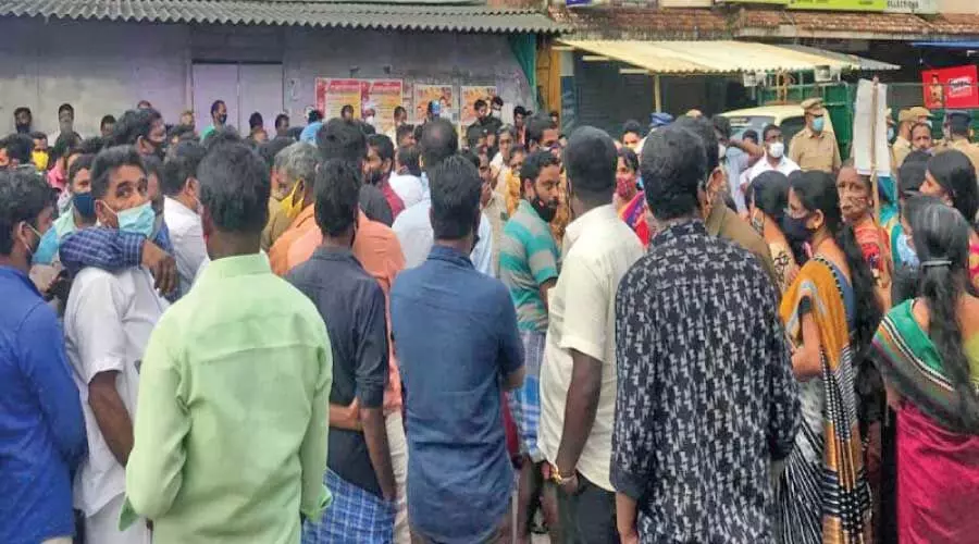 കടുവ ആക്രമണത്തിൽ മരണം: തോട്ടംതൊഴിലാളികൾ റോഡ് ഉപരോധിച്ചു കടുവ ആക്രമണത്തിൽ മരണം: തോട്ടംതൊഴിലാളികൾ റോഡ് ഉപരോധിച്ചു