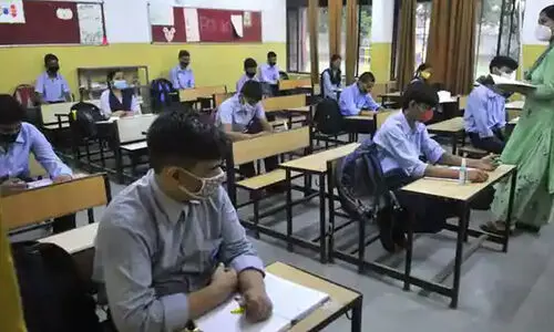 ആദ്യഘട്ടത്തിൽ സ്കൂൾ കുട്ടികൾക്ക് ഹാജറും യൂനിഫോമും നിര്ബന്ധമില്ല ആദ്യഘട്ടത്തിൽ സ്കൂൾ കുട്ടികൾക്ക് ഹാജറും യൂനിഫോമും നിര്ബന്ധമില്ല