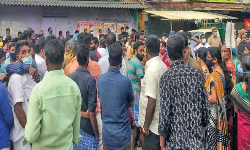 കടുവ ആക്രമണത്തിൽ മരണം: തോട്ടംതൊഴിലാളികൾ റോഡ് ഉപരോധിച്ചു