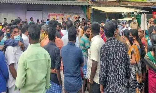 കടുവ ആക്രമണത്തിൽ മരണം: തോട്ടംതൊഴിലാളികൾ റോഡ് ഉപരോധിച്ചു