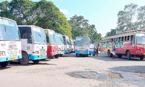 കോ​വി​ഡ്​ ഓ​വ​ർ​ടേ​ക്കി​ൽ   ആ​ല​പ്പു​ഴ​യി​ലെ ആ​ന​വ​ണ്ടി​ക​ൾ