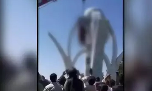 മൃതദേഹം നഗരമധ്യത്തിൽ കെട്ടിത്തൂക്കി താലിബാൻ