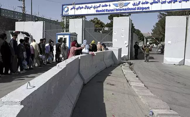 കാബൂൾ വിമാനത്താവളത്തിലെ പ്രശ്നങ്ങൾ പരിഹരിച്ചു, വിമാന സർവീസുകൾ പുനരാരംഭിക്കണമെന്ന് അഭ്യർഥിച്ച് താലിബാൻ