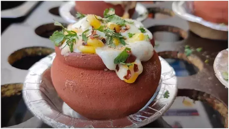 മൺകപ്പിൽ ഒരു പിസ; വൈറലായി കുൽഹാദ്​